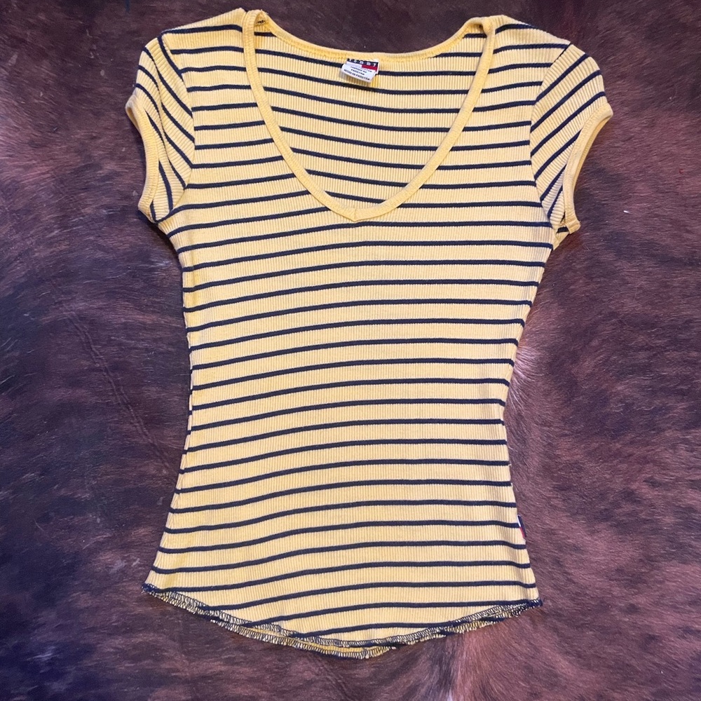 Y2K Tommy Hilfiger Yellow and Black Fitted Cap Sleeve T-Shirt